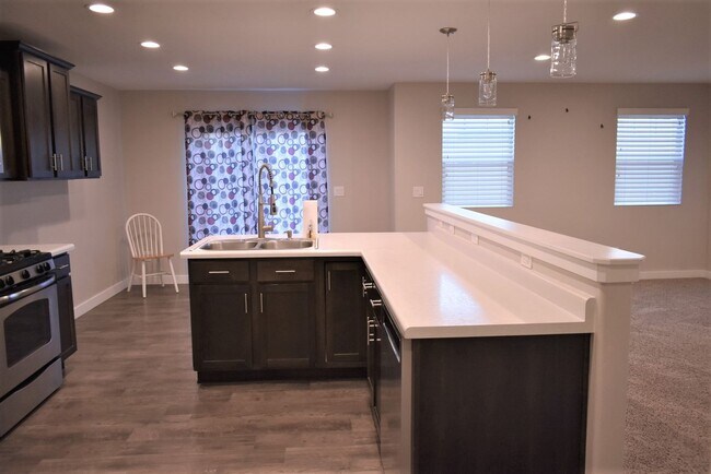 Building Photo - Spacious 3 Bedroom Townhome in Herriman Co...