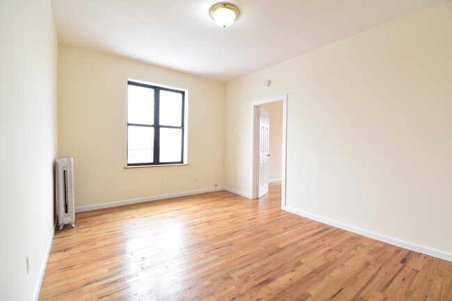 Foto del edificio - 2442 Morris Ave