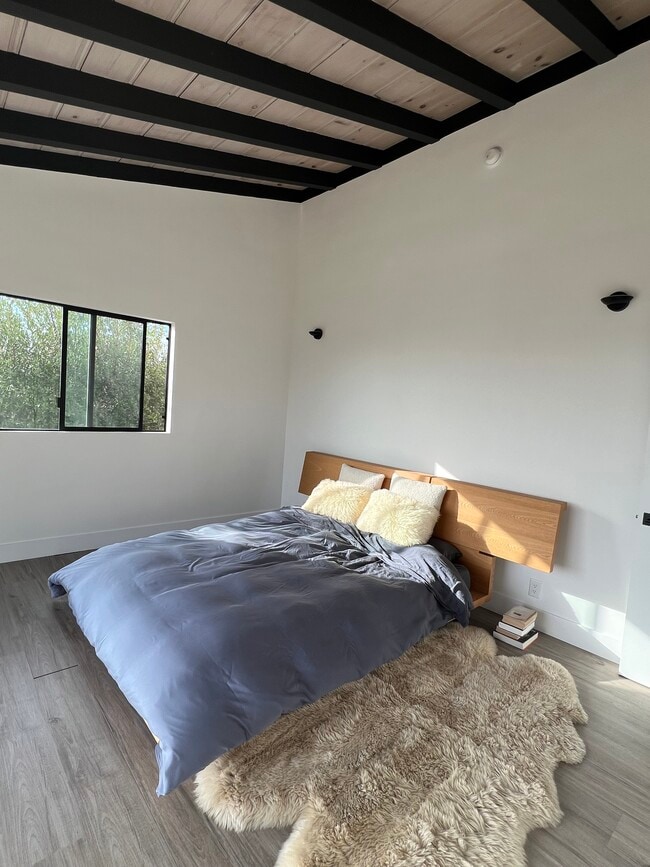 Foto del edificio - 353 Mariposa Dr