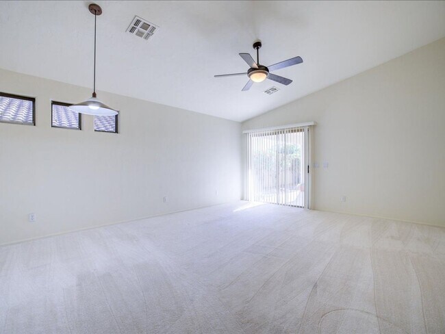 Foto del edificio - Spacious Living in a Gated Community with Resort-Style Amenities!