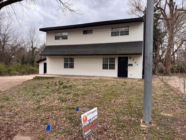 Foto del edificio - Cozy with lots of character, flexible floor plan could be 4-or 5-bedroom, oversized garage and la...