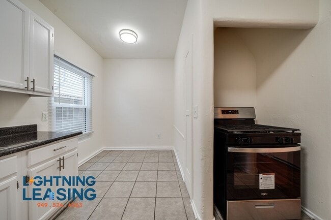 Building Photo - 923 S Bonnie Brae St