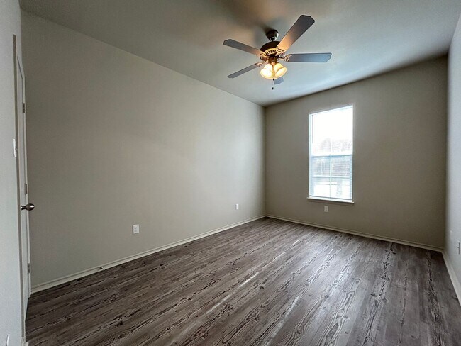 Building Photo - Stunning townhome close to Texas Tech