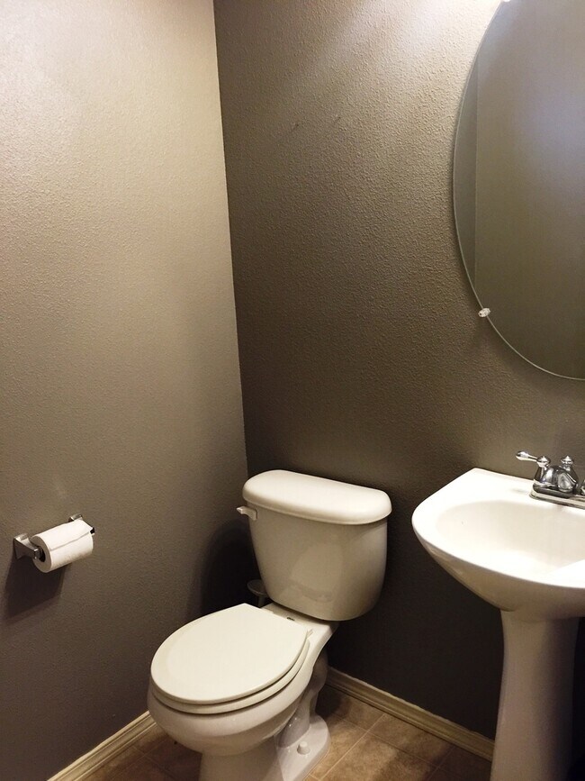 Foto del edificio - Spacious 3-Bedroom, 2.5-Bath Home in a Con...