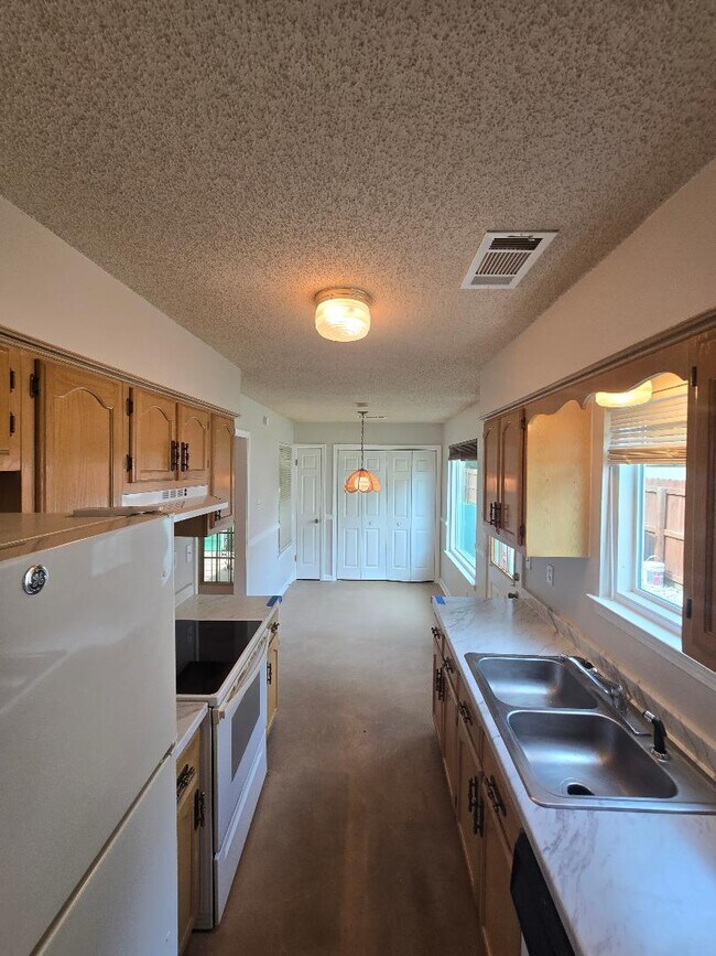 Building Photo - 4750 Crestfield Rd