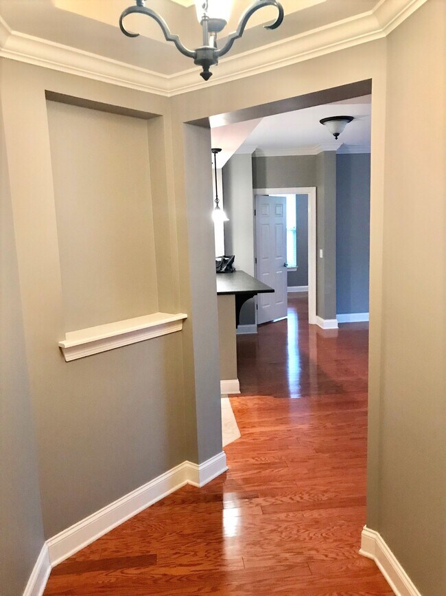 Elegante entrada. - 2000 Newark Ln