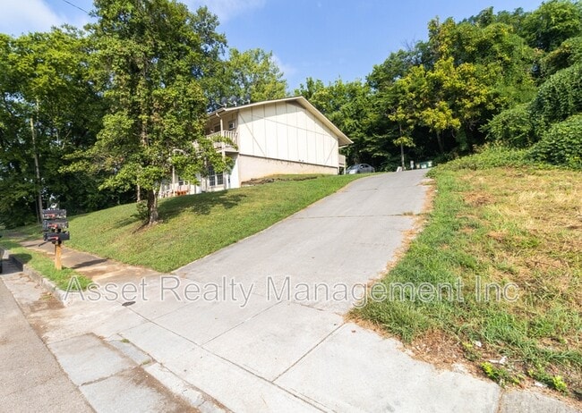 Building Photo - 2329 Dodson Ave