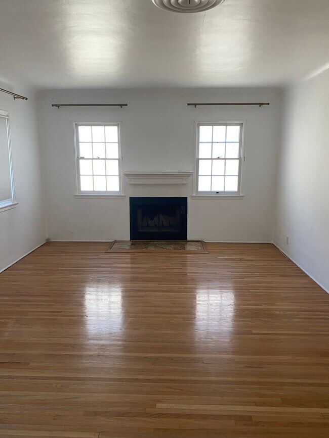 Foto del edificio - 5243 Wilkinson Ave