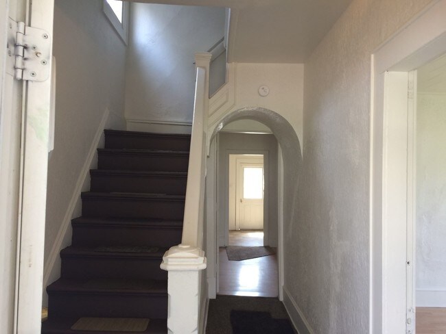 Building Photo - 3 br, 2 bath House - 231 W. Mason St.