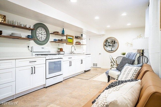 Building Photo - 3 br, 2 bath Apartment - 540 Crestview Drive
