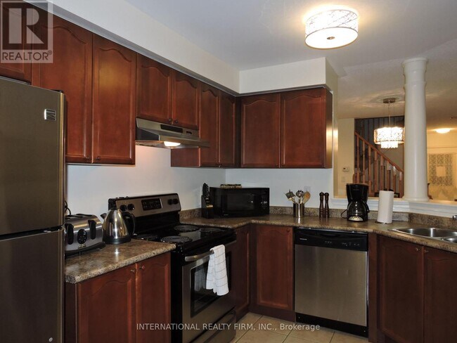 Building Photo - 2453 Baintree Crescent