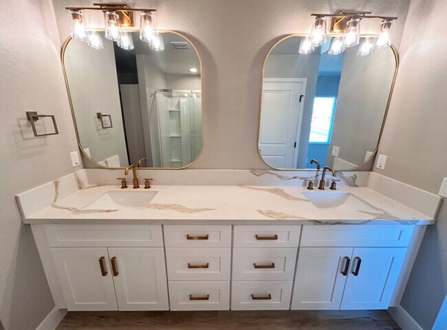 Building Photo - BRAND NEW! 3 bed plus den/loft, NO HOA, EX...