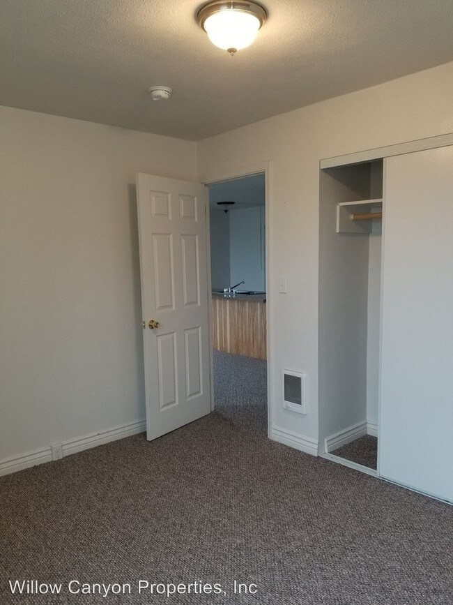 893 NW Commercial St, Madras, OR 97741 Apartment for Rent in Madras