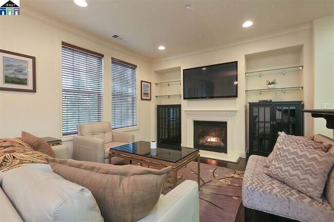 Building Photo - Luxury Townhome in Dublin Ranch