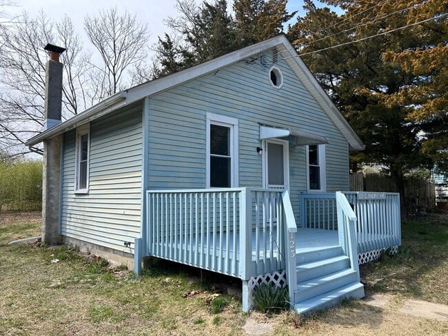 Building Photo - Charming 2 bedroom 1 bathroom, recently renovated single family home