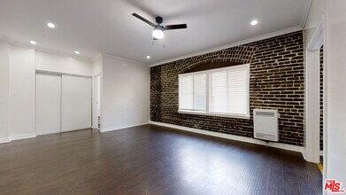 Building Photo - 738 S New Hampshire Ave