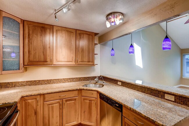 Building Photo - 2865 S Dayton Way