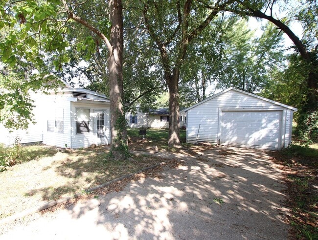 Building Photo - 3 Bed | 1.5 Bath | House