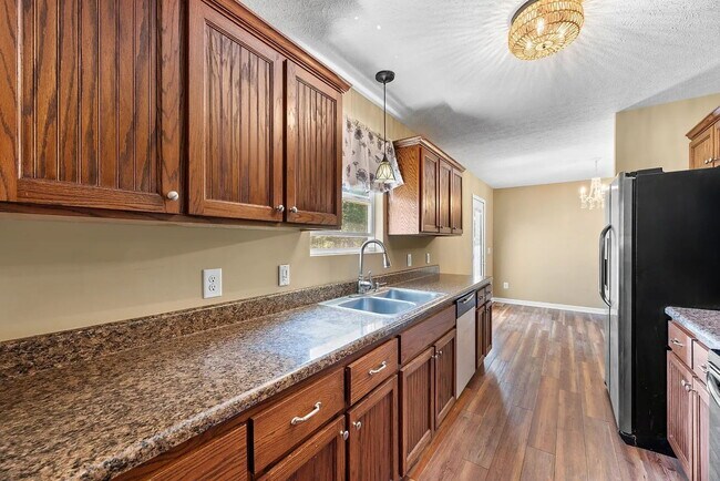 Foto del edificio - Move-In Ready Cottage on 1.36 Acres with L...