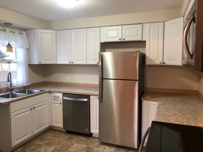 Building Photo - JANUARY RENT FREE!!!