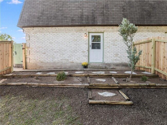 Building Photo - 2804 Westhill Dr