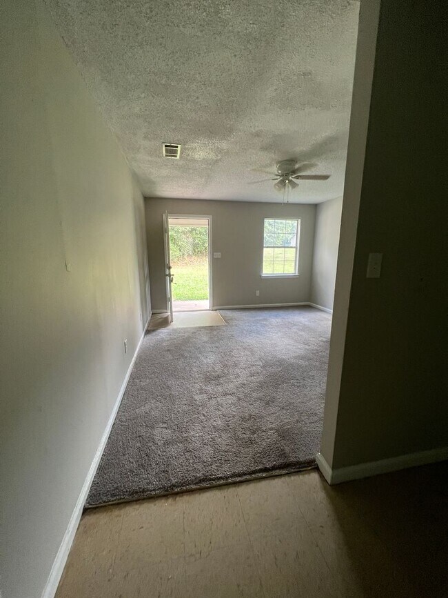 Foto del edificio - 8127-8127 Carlton Trail NW