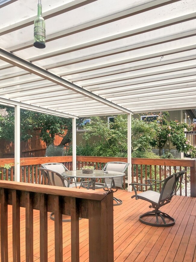 Building Photo - Adorable home, wonderful space and great l...