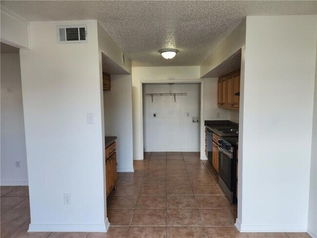Building Photo - 44 Carriage Ln
