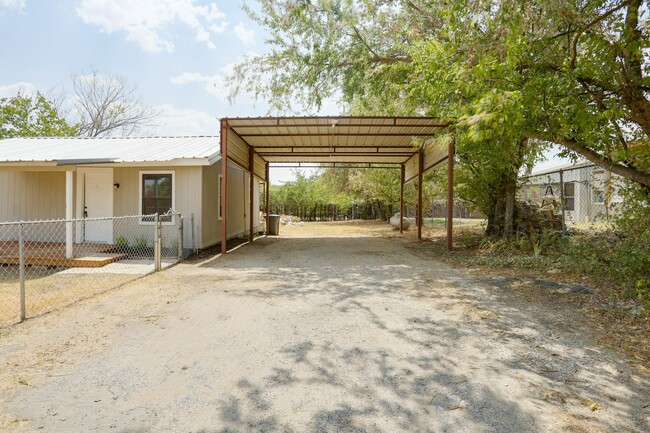 Building Photo - 221 Porter Dr
