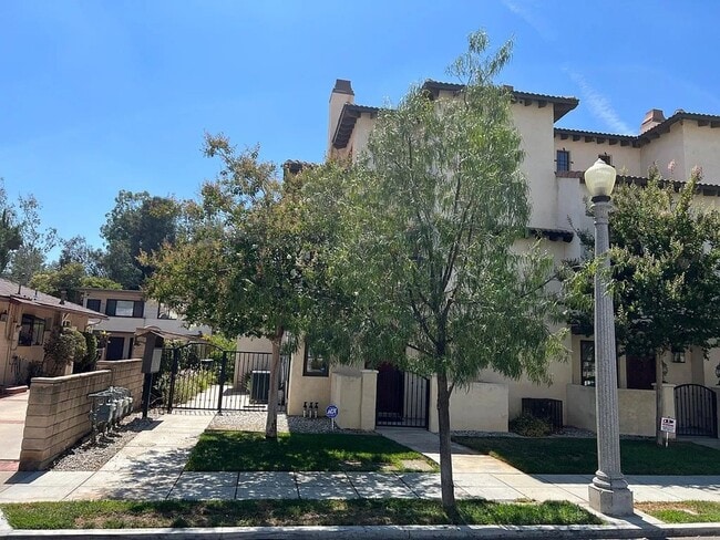 Building Photo - 247 S Arroyo Dr