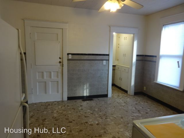 Building Photo - 904 Rose Ave E