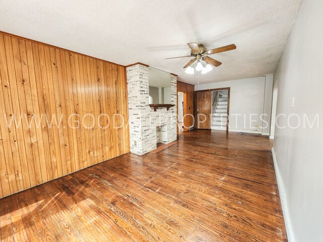 Building Photo - Great Deal !!! 4 Bedroom 1 Bath Home in De...