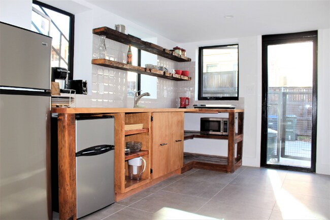 Foto del edificio - 1318 Corbin Pl NE