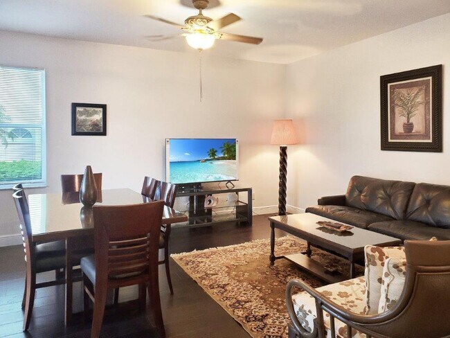 Building Photo - 3007 Fairway Dr N