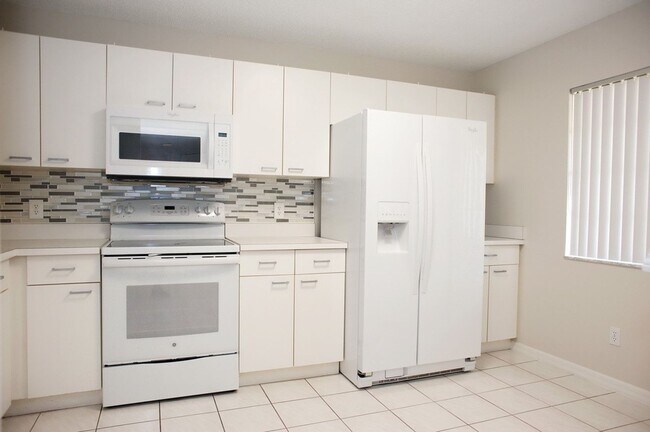 Foto del edificio - ANNUAL RENTAL - 2 Bedroom, 2 Bath Condo in...