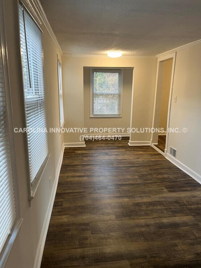 Building Photo - 1815 Double Oaks Rd