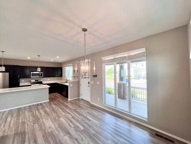 Foto del edificio - Charming Two-Story Home for Rent in the De...