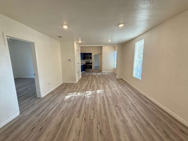 Foto del edificio - 704 E Harvey Ave