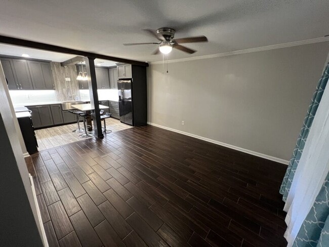 Building Photo - Fully Renovated 3 Bedroom Apartment in Pri...