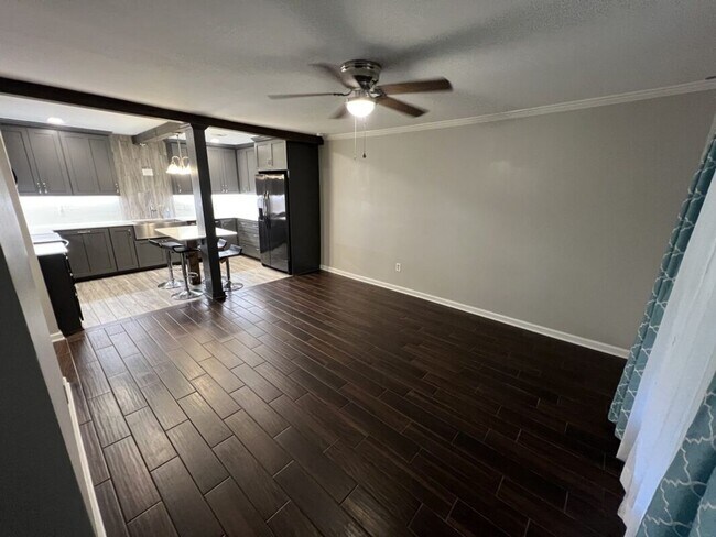 Foto del edificio - Fully Renovated 3 Bedroom Apartment in Pri...