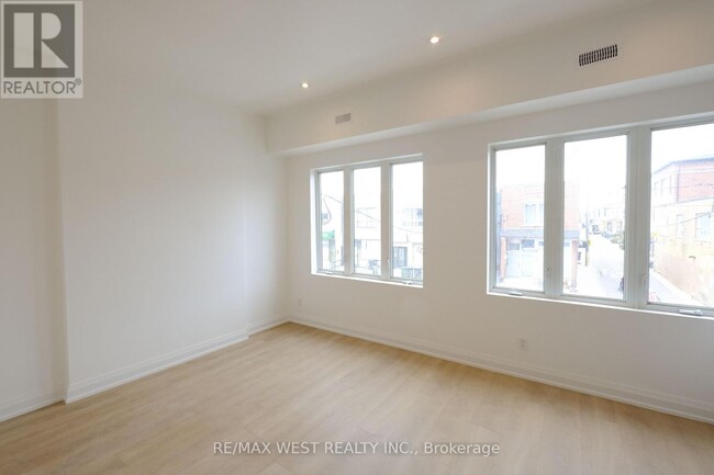 Photo du bâtiment - 325 Oakwood Ave