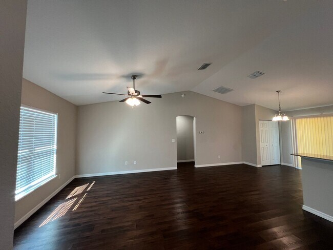 Foto del edificio - Available October 15th! BEAUTIFUL 3 BD/2BA...