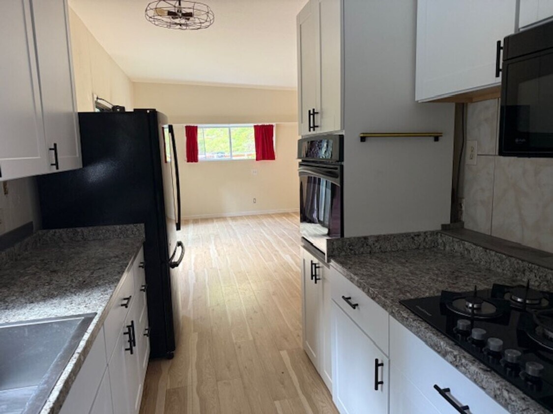 Foto principal - 3-Bedroom, 1-Bathroom Home on 2 Acres in A...