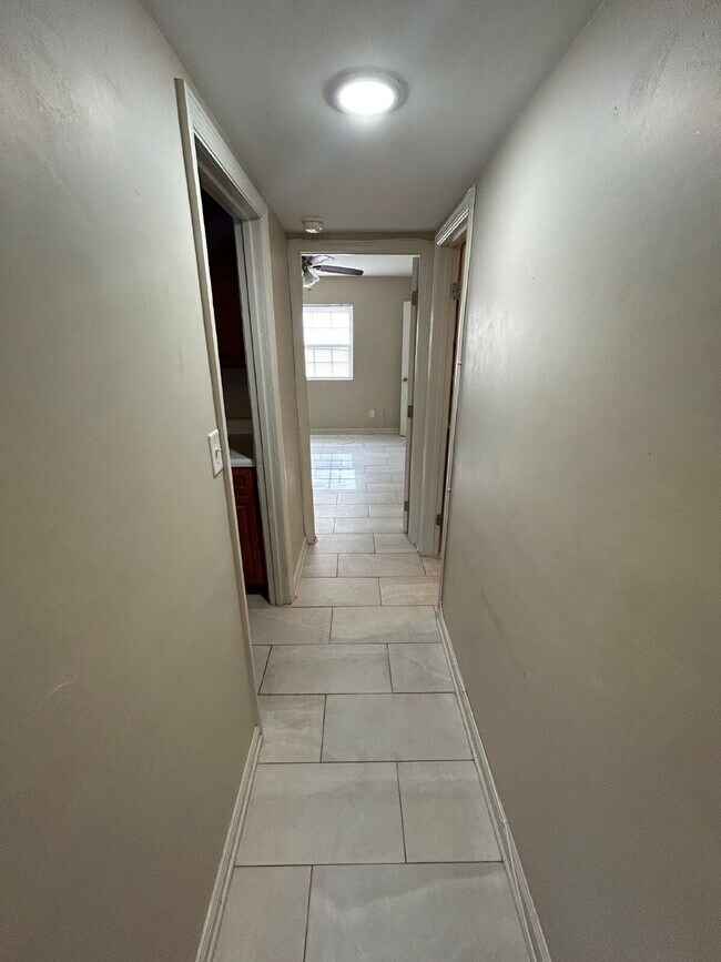 Foto del edificio - 1BD/ 1BA Apartment Located Within Walking distance of FAMU! True One Bedroom Apartment!