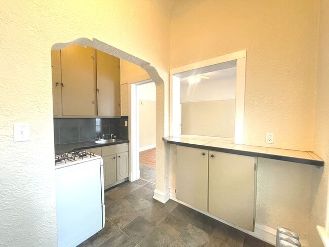 Interior Photo - 1503-15 E Kane Pl