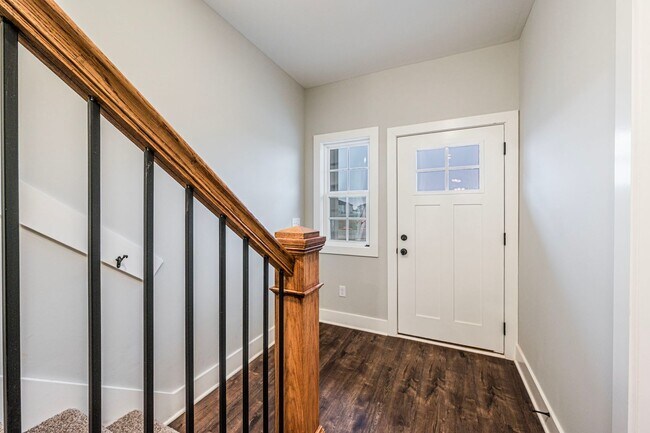 Building Photo - 809/811 Rodeo Lane