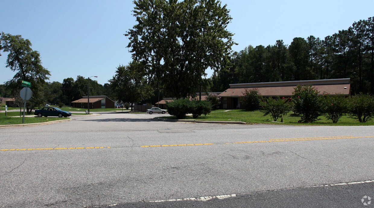 Foto del edificio - 100 Shannon Dr