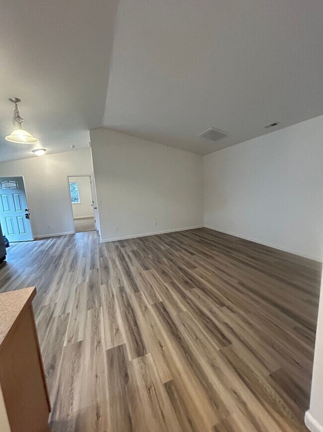 Foto del edificio - (870) College Street Duplex - 4 Bedroom / 2 Bathroom
