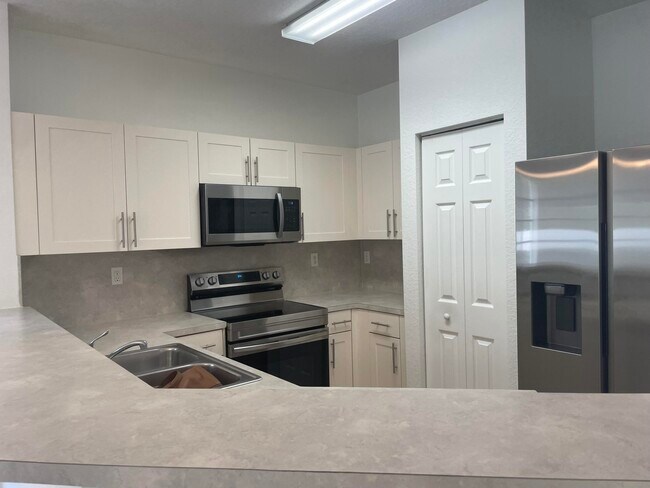 Building Photo - 5024 SE Mariner Garden Cir