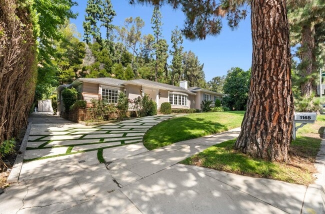 Foto del edificio - 1165 Coldwater Canyon Dr